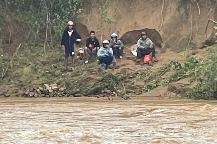 5 người dân đi làm rừng tràm bị mắc kẹt do nước lũ dâng cao.