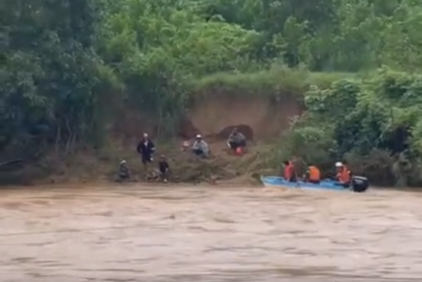 Lực lượng Công an dùng ca nô tiếp cận để giải cứu.