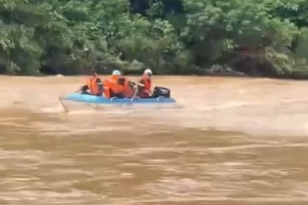 Công an Quảng Trị vượt lũ giải cứu 5 người dân mắc kẹt.