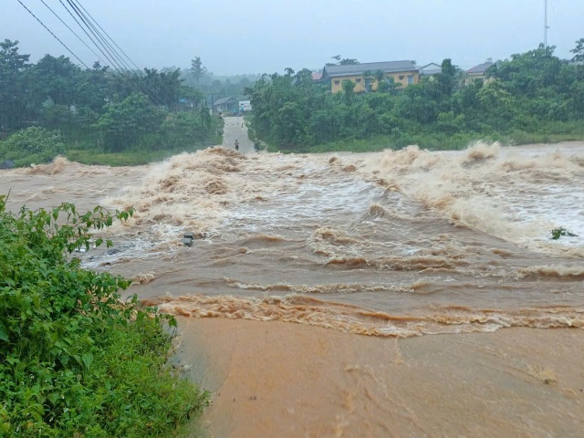Nước dâng cao tại xã Hướng Phùng (Hướng Sơn cũ) khiến nhiều tuyến đường bị ngập và sạt lở.