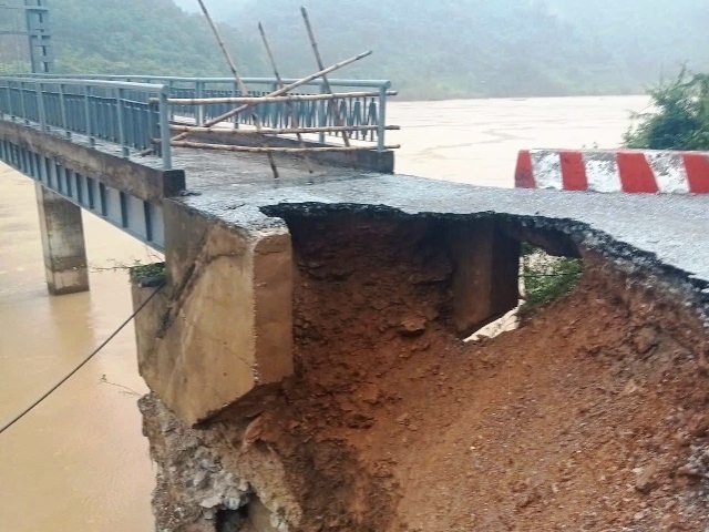 Sạt lở nghiêm trọng tại cầu bắc qua sông Lam, giao thông bị chia cắt