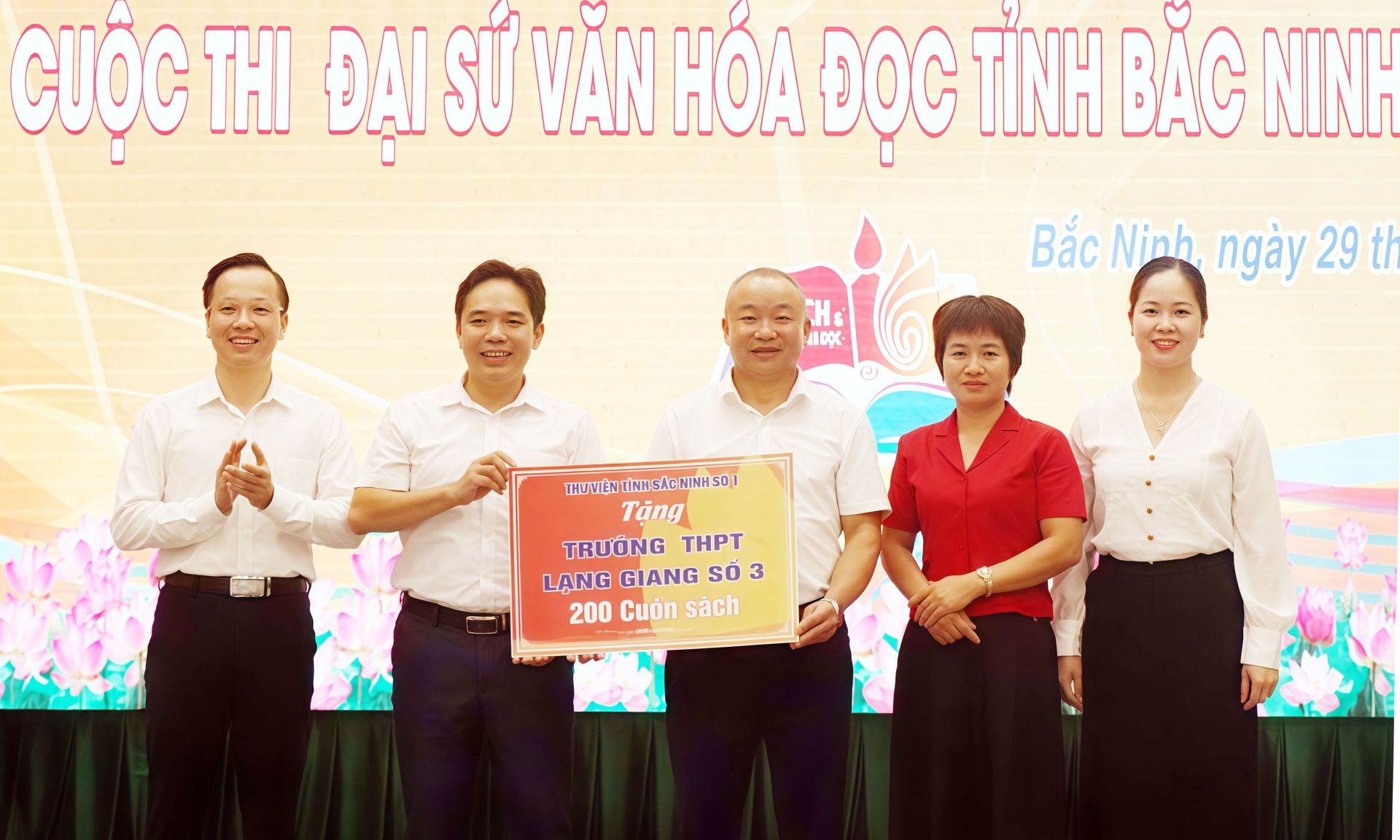 Đại diện Thư viện tỉnh Bắc Ninh số 1 tặng sách cho Trường Trung học phổ thông Lạng Giang số 3.