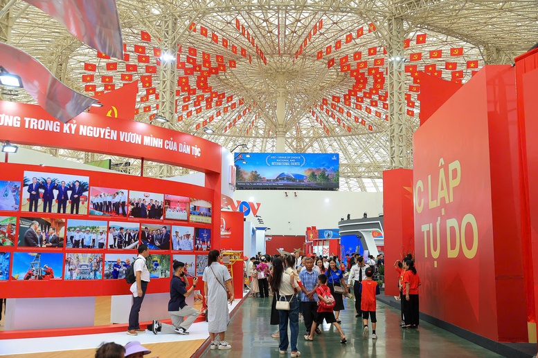 Đông đảo khách thăm quan đến với Triển lãm thành tựu đất nước. Ảnh: VGP/Nhật Bắc Đông đảo khách thăm quan đến với Triển lãm thành tựu đất nước. Ảnh: VGP/Nhật Bắc
