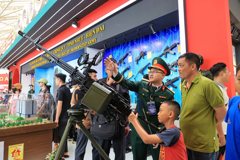 Khu không gian của Bộ Quốc phòng thu hút nhiều khách thăm quan, trải nghiệm. Ảnh: VGP/Nhật Bắc Khu không gian của Bộ Quốc phòng thu hút nhiều khách thăm quan, trải nghiệm. Ảnh: VGP/Nhật Bắc