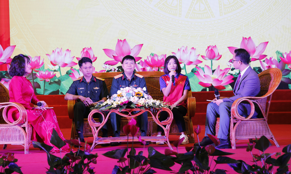 Đại tá Trần Viết Năng và vận động viên Nguyễn Thị Oanh cùng sĩ quan trẻ tham gia tọa đàm. Đại tá Trần Viết Năng và vận động viên Nguyễn Thị Oanh cùng sĩ quan trẻ tham gia tọa đàm.