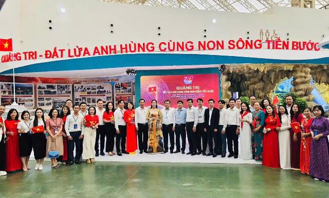 Triển lãm thành tựu đất nước tại Quảng Trị thu hút đông đảo khách tham quan