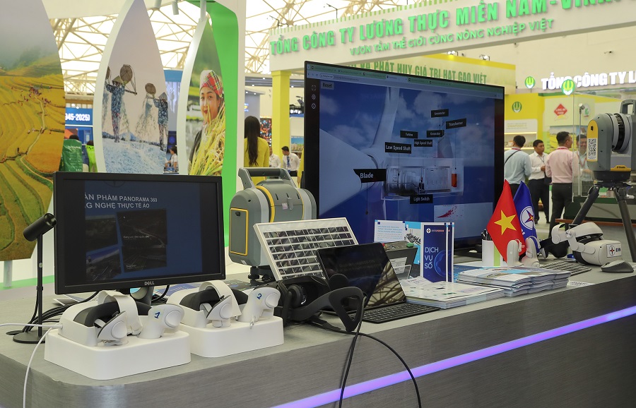 Công ty Cổ phần Tư vấn Xây dựng Điện 2 (PECC2) sử dụng kính thực tế ảo để giới thiệu mô hình thông tin công trình (BIM) tại triển lãm. Nguồn ảnh: EVNEIC