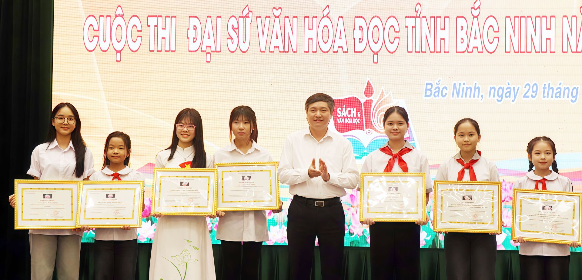 Đại diện lãnh đạo Sở Giáo dục và Đào tạo Bắc Ninh trao giải B cho các tác giả.