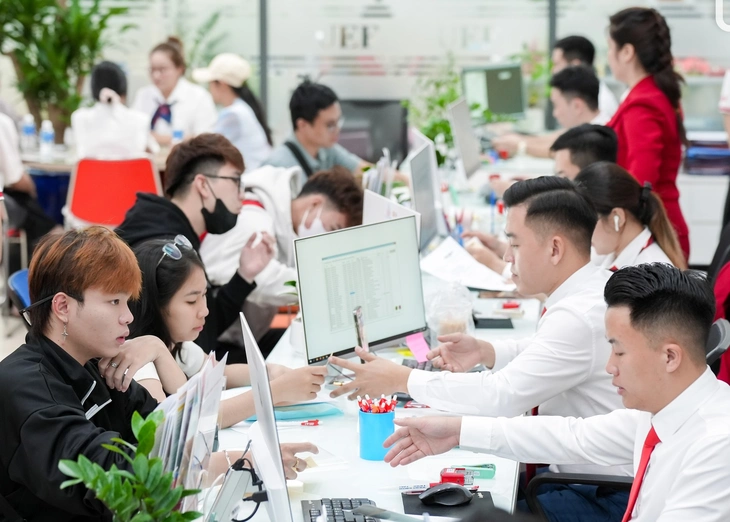 Tân sinh viên khóa 2025 làm thủ tục nhập học tại Trường đại học Kinh tế - Tài chính TP. HCM  (Ảnh: Ngọc Bích)