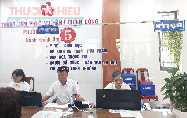 Chủ tịch UBND phường Hòa Khánh trao quyền cho 3 công chức gồm: 2 chuyên viên Văn phòng HĐND-UBND phường và một chuyên viên Trung tâm Phục vụ hành chính công, tham gia thực hiện chứng thực theo Nghị quyết HĐND TP. Đà Nẵng ban hành ngày 12/8.