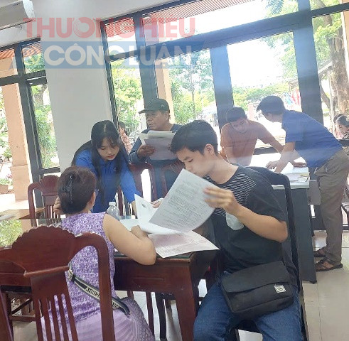 Cán bộ tư vấn cho người dân làm thủ tục giấy tờ UBND phường Hòa Khánh.