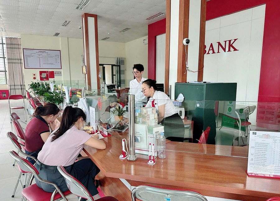 Cán bộ Agribank trong toàn hệ thống hỗ trợ khách hàng nhận quà tặng Quốc khánh trong những ngày nghỉ lễ