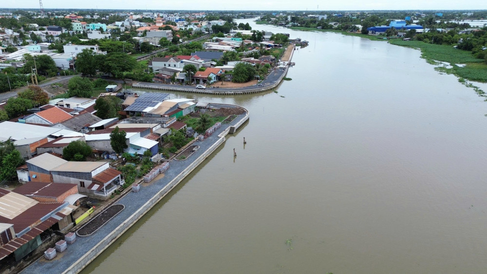 Công trình kè đang tiến hành thi công