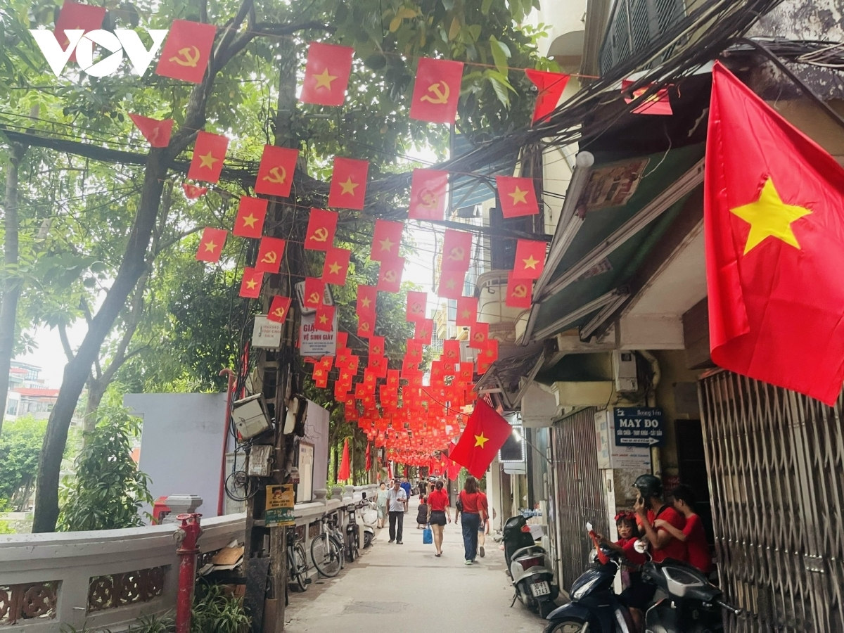 Những ngày này, khắp phố phường Hà Nội chỗ nào cũng rực rỡ của cờ Tổ quốc.