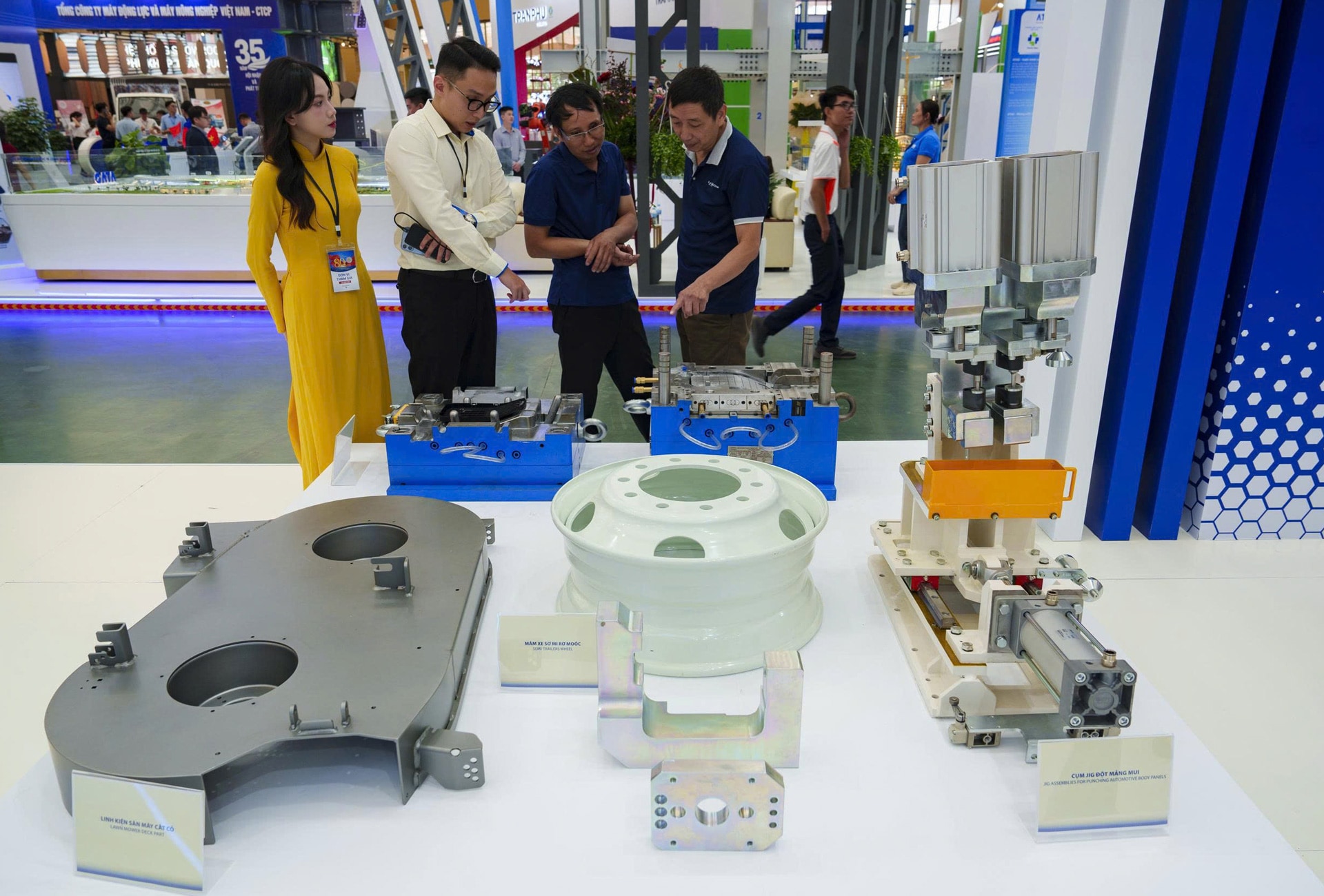 Mô hình ô tô du lịch KIA K3 và các linh kiện phụ tùng được sản xuất tại nhà máy của THACO INDUSTRIES Mô hình ô tô du lịch KIA K3 và các linh kiện phụ tùng được sản xuất tại nhà máy của THACO INDUSTRIES
