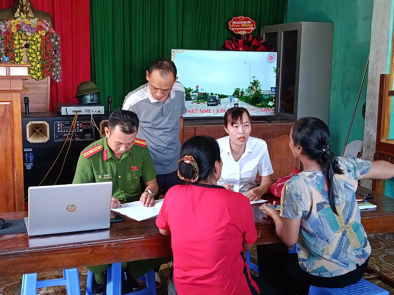 Công an Thanh Hóa hỗ trợ người dân liên kết tài khoản "An sinh xã hội" trên ứng dụng VNeID