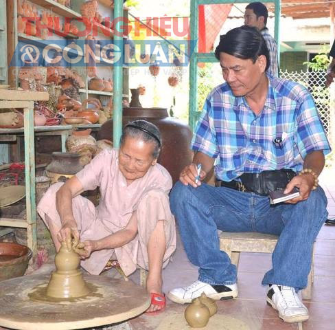 Phóng viên TH& CL trò chuyện với bà Nguyễn Thị Được - Nghệ nhân cao tuổi tuổi, một thợ gốm thâm niên cao nhất làng, một nghệ nhân có công lớn giữ lửa làng nghề gốm truyền thống Thanh Hà – Hội An.