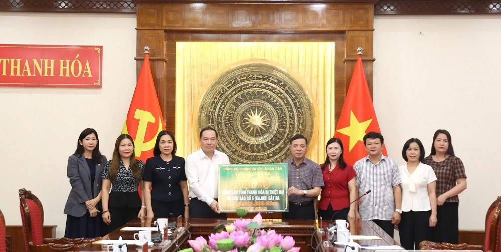 Đồng chí Lại Thế Nguyên, Phó Bí thư Thường trực Tỉnh ủy, Chủ tịch HĐND tỉnh, Trưởng Đoàn ĐBQH tỉnh tiếp nhập ủng hộ 1 tỷ đồng hỗ trợ từ tỉnh Khánh Hòa. Đồng chí Lại Thế Nguyên, Phó Bí thư Thường trực Tỉnh ủy, Chủ tịch HĐND tỉnh, Trưởng Đoàn ĐBQH tỉnh tiếp nhập ủng hộ 1 tỷ đồng hỗ trợ từ tỉnh Khánh Hòa.