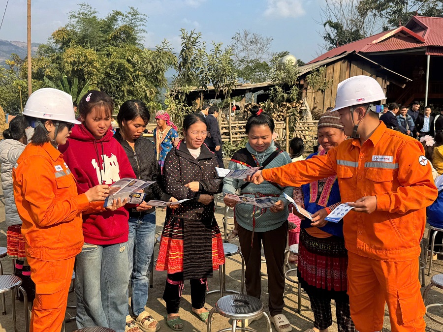 Công nhân Đội QLĐLKV Na Sang tăng cường tuyên truyền an toàn điện Công nhân Đội QLĐLKV Na Sang tăng cường tuyên truyền an toàn điện
