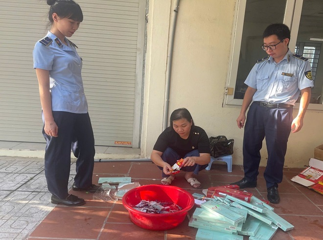 Lực lượng QLTT tỉnh Thái Nguyên giám sát việc tiêu hủy hàng hóa vi phạm Lực lượng QLTT tỉnh Thái Nguyên giám sát việc tiêu hủy hàng hóa vi phạm