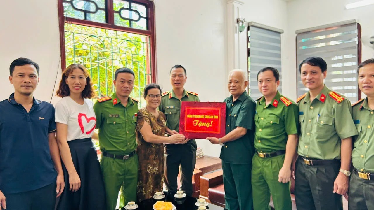 Giám đốc Công an tỉnh thăm hỏi, tặng quà Đại tá Lê Xuân Sinh, Anh hùng Lực lượng vũ trang Nhân dân.