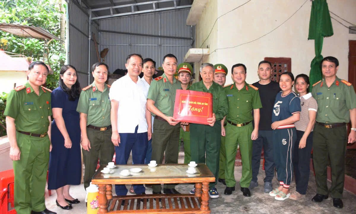 Giám đốc Công an tỉnh thăm hỏi, tặng quà đồng chí Đỗ Văn Chuyền, Anh hùng Lực lượng vũ trang Nhân dân.