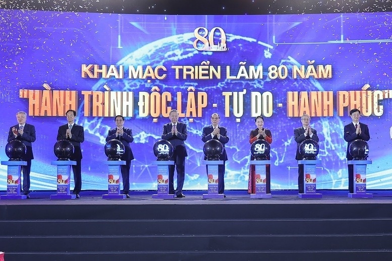 Tổng Bí thư Tô Lâm, Thủ tướng Chính phủ Phạm Minh Chính và các đồng chí lãnh đạo, nguyên lãnh đạo Đảng, Nhà nước thực hiện nghi thức bấm nút khai mạc Triển lãm 