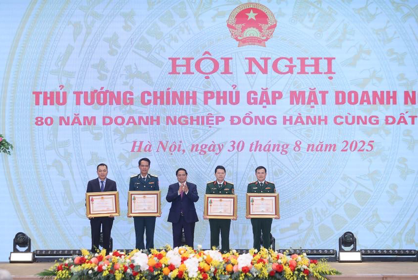 Chủ tịch HĐTV EVN Đặng Hoàng An (ngoài cùng bên trái) đại diện EVN đón nhận Huân chương Lao động hạng Nhì. Ảnh: VGP Chủ tịch HĐTV EVN Đặng Hoàng An (ngoài cùng bên trái) đại diện EVN đón nhận Huân chương Lao động hạng Nhì. Ảnh: VGP