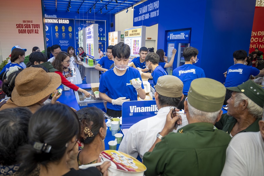 Vinamilk dành khoảng 101.000 sản phẩm để khách tham quan được thưởng thức nhiều hương vị từ sữa tươi, sữa hạt đến kem mát lành. (Ảnh: Vi Nam)