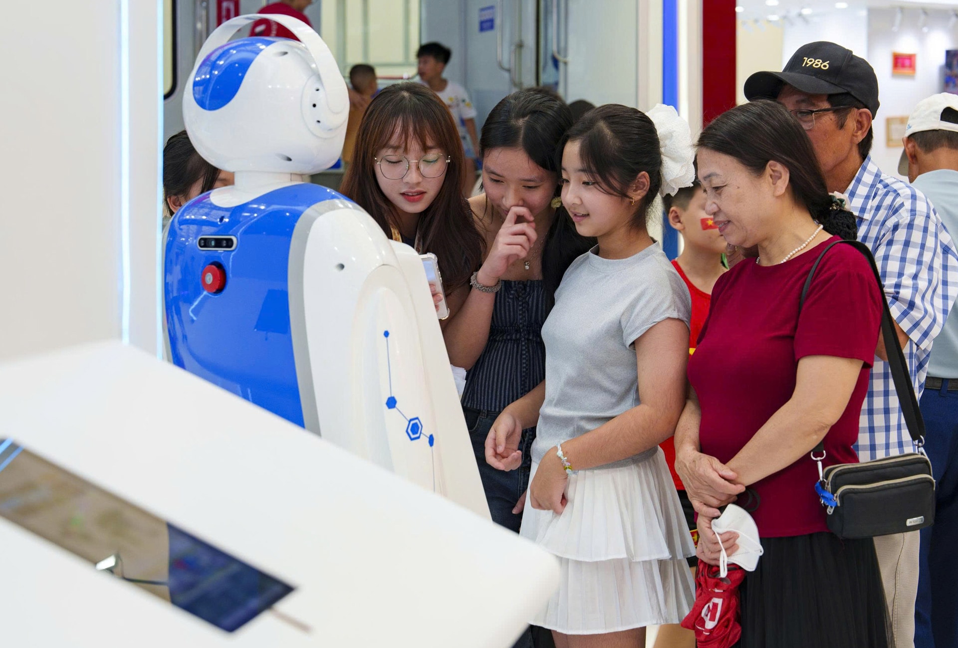 Khách tham quan tìm hiểu về robot trợ lý AI dẫn đường thế hệ mới TIAR-01 Khách tham quan tìm hiểu về robot trợ lý AI dẫn đường thế hệ mới TIAR-01