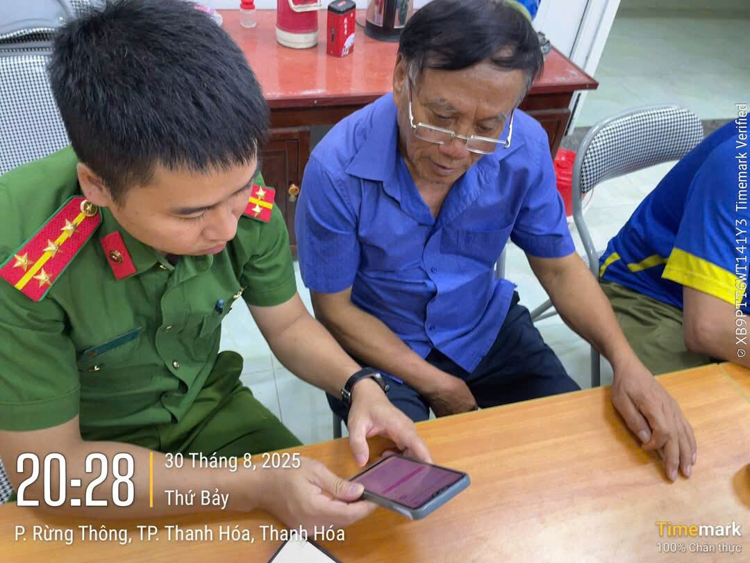 Công an phường Đông Sơn hỗ trợ người dân liên kết tài khoản Công an phường Đông Sơn hỗ trợ người dân liên kết tài khoản