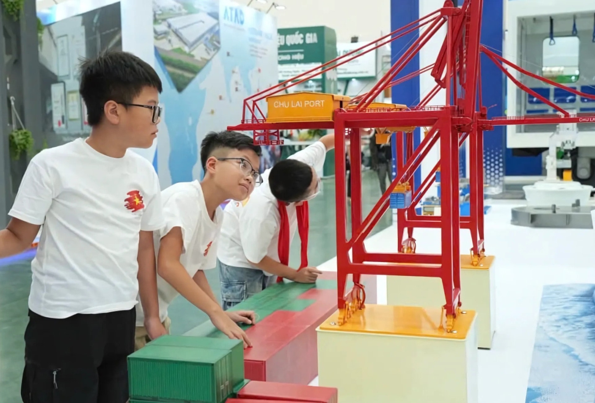 Mô hình cẩu STS tại cảng quốc tế Chu Lai Mô hình cẩu STS tại cảng quốc tế Chu Lai