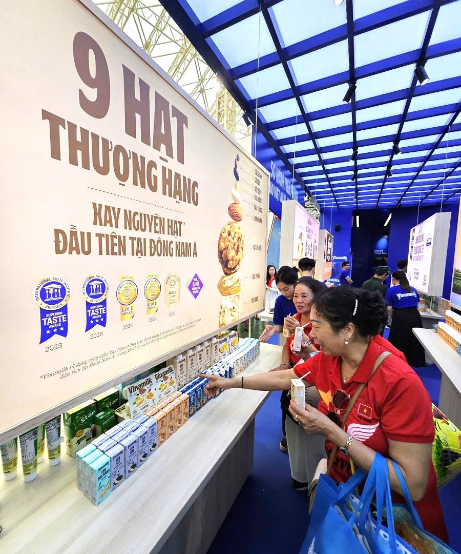 Các sản phẩm sữa thực vật không chứa lactose, không chất bảo quản, không thuốc diệt cỏ Glyphosate và được sản xuất với công nghệ xay nguyên hạt để giữ trọn dinh dưỡng của Vinamilk được giới thiệu đến mọi người. (Ảnh: Vi Nam)