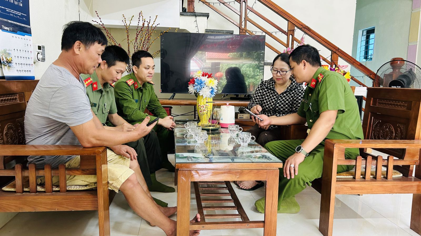 Công an xã Hà Long xuống địa bàn dân cư hỗ trợ người dân tích hợp tài khoản ngân hàng trên ứng dụng VNeID Công an xã Hà Long xuống địa bàn dân cư hỗ trợ người dân tích hợp tài khoản ngân hàng trên ứng dụng VNeID