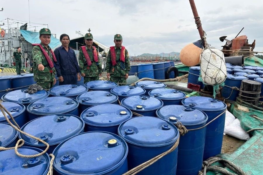 Tổ kiểm soát thuộc Biên đội III/25, Hải đoàn Biên phòng 38 liên tiếp bắt 4 tàu chở 95.000 lít dầu DO không có giấy tờ chứng minh nguồn gốc, xuất xứ hợp pháp.