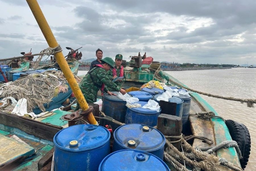 Tổ kiểm soát thuộc Biên đội III/25, Hải đoàn Biên phòng 38 kiểm tra phương tiện và hàng hóa.