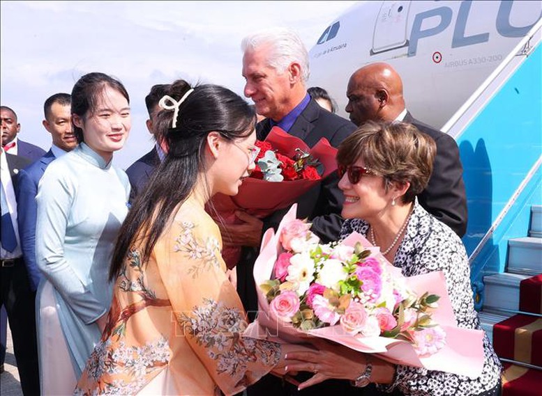 Thiếu nữ Thủ đô tặng hoa chào mừng Bí thư thứ Nhất, Chủ tịch nước Cuba Miguel Díaz-Canel Bermúdez và Phu nhân tới thăm Việt Nam - Ảnh: TTXVN