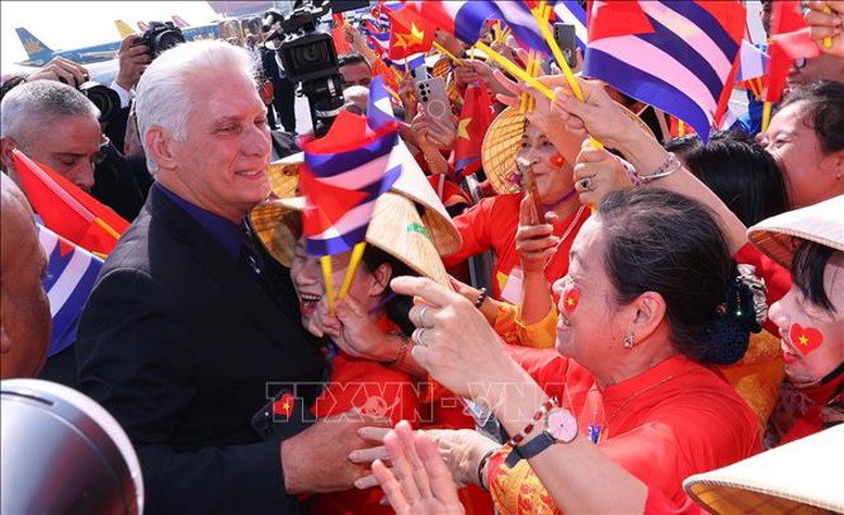 Bí thư thứ Nhất, Chủ tịch nước Cuba Miguel Díaz-Canel Bermúdez giao lưu với đông đảo người dân Thủ đô ra đón tại sân bay quốc tế Nội Bài, Hà Nội - Ảnh: TTXVN
