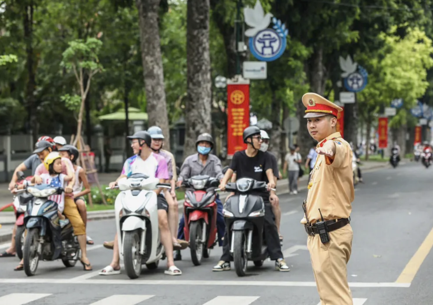 CSGT điều tiết giao thông tại Hà Nội. Ảnh minh hoạ