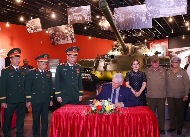 Bí thư Thứ nhất, Chủ tịch nước Cuba Miguel Díaz-Canel Bermúdez viết lưu bút tại Bảo tàng Lịch sử Quân sự Việt Nam. Ảnh: Văn Điệp/TTXVN Bí thư Thứ nhất, Chủ tịch nước Cuba Miguel Díaz-Canel Bermúdez viết lưu bút tại Bảo tàng Lịch sử Quân sự Việt Nam. Ảnh: Văn Điệp/TTXVN