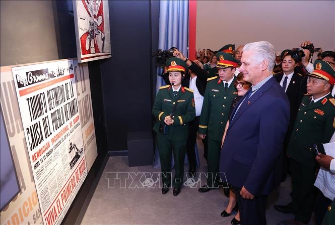 Bí thư Thứ nhất, Chủ tịch nước Cuba Miguel Díaz-Canel Bermúdez và Phu nhân tham quan trưng bày hiện vật thời chiến tranh tại Bảo tàng Lịch sử Quân sự Việt Nam. Ảnh: Văn Điệp/TTXVN Bí thư Thứ nhất, Chủ tịch nước Cuba Miguel Díaz-Canel Bermúdez và Phu nhân tham quan trưng bày hiện vật thời chiến tranh tại Bảo tàng Lịch sử Quân sự Việt Nam. Ảnh: Văn Điệp/TTXVN