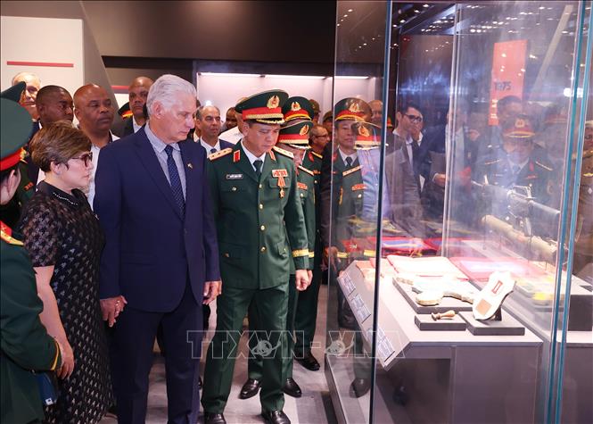 Bí thư Thứ nhất, Chủ tịch nước Cuba Miguel Díaz-Canel Bermúdez và Phu nhân tham quan trưng bày hiện vật thời chiến tranh tại Bảo tàng Lịch sử Quân sự Việt Nam. Ảnh: Văn Điệp/TTXVN Bí thư Thứ nhất, Chủ tịch nước Cuba Miguel Díaz-Canel Bermúdez và Phu nhân tham quan trưng bày hiện vật thời chiến tranh tại Bảo tàng Lịch sử Quân sự Việt Nam. Ảnh: Văn Điệp/TTXVN