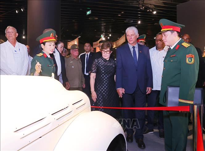 Bí thư Thứ nhất, Chủ tịch nước Cuba Miguel Díaz-Canel Bermúdez và Phu nhân tham quan các khu trưng bày hiện vật thời chiến tranh tại Bảo tàng Lịch sử Quân sự Việt Nam. Ảnh: Văn Điệp/TTXVN Bí thư Thứ nhất, Chủ tịch nước Cuba Miguel Díaz-Canel Bermúdez và Phu nhân tham quan các khu trưng bày hiện vật thời chiến tranh tại Bảo tàng Lịch sử Quân sự Việt Nam. Ảnh: Văn Điệp/TTXVN