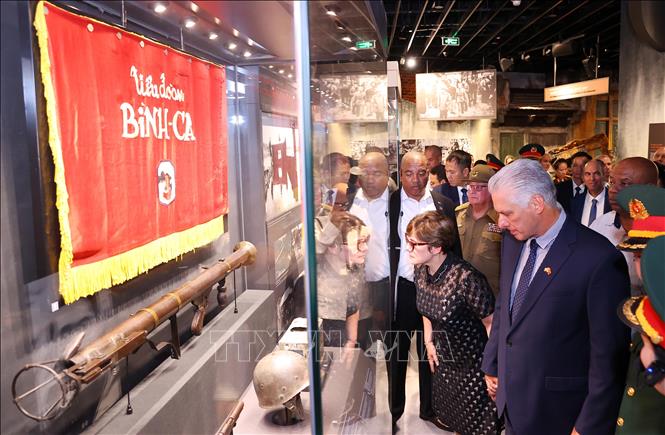 Bí thư Thứ nhất, Chủ tịch nước Cuba Miguel Díaz-Canel Bermúdez và Phu nhân tham quan các khu trưng bày hiện vật thời chiến tranh tại Bảo tàng Lịch sử Quân sự Việt Nam. Ảnh: Văn Điệp/TTXVN Bí thư Thứ nhất, Chủ tịch nước Cuba Miguel Díaz-Canel Bermúdez và Phu nhân tham quan các khu trưng bày hiện vật thời chiến tranh tại Bảo tàng Lịch sử Quân sự Việt Nam. Ảnh: Văn Điệp/TTXVN