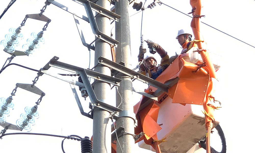 Công nhân Đội Quản lý điện lực khu vực Việt Yên thi công hệ thống lưới điện tại Khu đô thị mới Đình Trám - Sen Hồ, phường Nếnh.