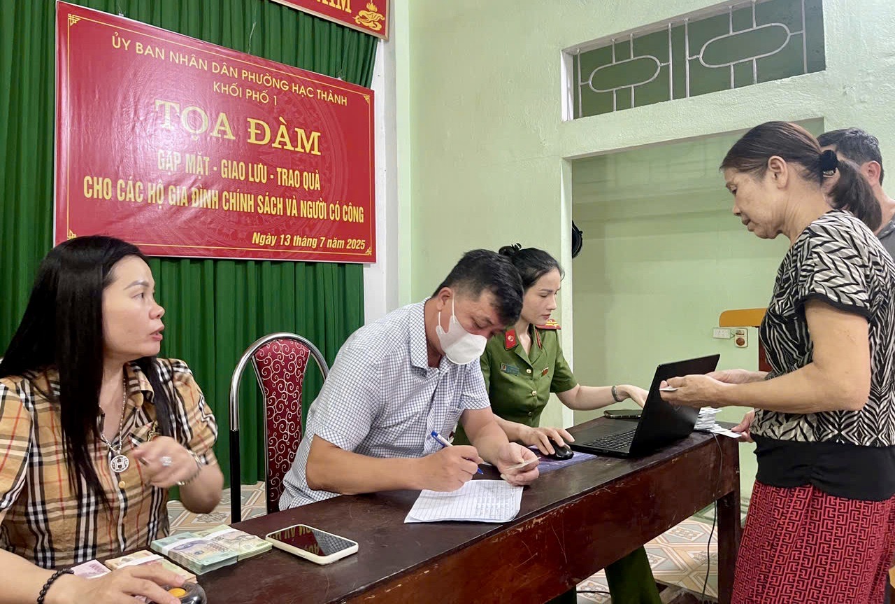 Công an Thanh Hóa hỗ trợ người dân nhận quà nhân dịp 80 năm Cách mạng Tháng Tám và Quốc khánh 2/9