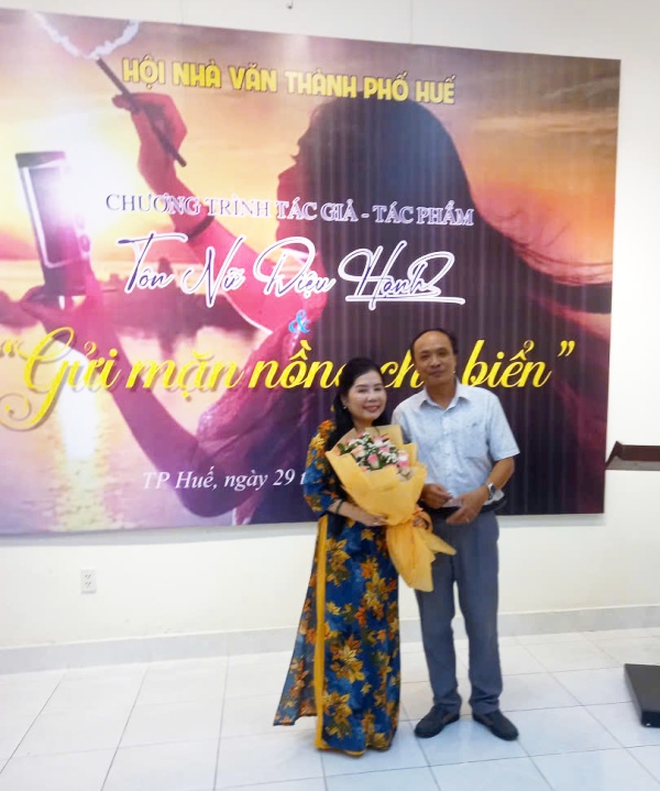 Nhà thơ Lê Tấn Quỳnh Chủ tịch Hội Nhà văn TP Huế tặng hoa cho nhà thơ Tôn nữ Diệu Hạnh Nhà thơ Lê Tấn Quỳnh Chủ tịch Hội Nhà văn TP Huế tặng hoa cho nhà thơ Tôn nữ Diệu Hạnh