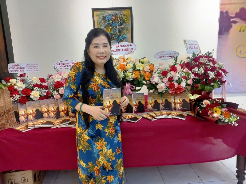 Nhà thơ Tôn Nữ Diệu Hạnh giới thiệu tập thơ Nhà thơ Tôn Nữ Diệu Hạnh giới thiệu tập thơ