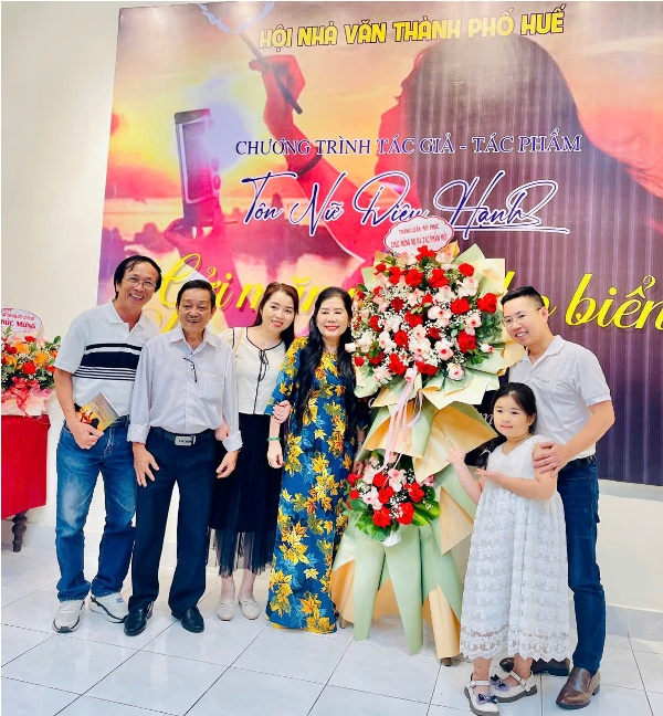 Gia đình chúc mừng nhà thơ Tôn Nữ Diệu Hạnh Gia đình chúc mừng nhà thơ Tôn Nữ Diệu Hạnh