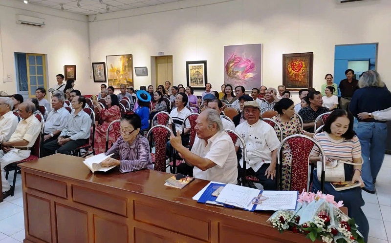 Nhà thơ Mai Văn Hoan- hàng đầu bên phải Nhà thơ Mai Văn Hoan- hàng đầu bên phải